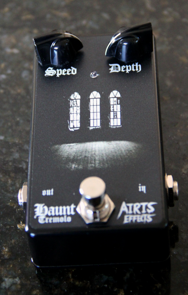 Airis Effects: Haunt Tremelo, Guitar Effects Pedal